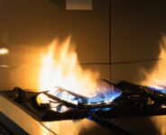 Comment maîtriser un départ de feu sans extincteur ?