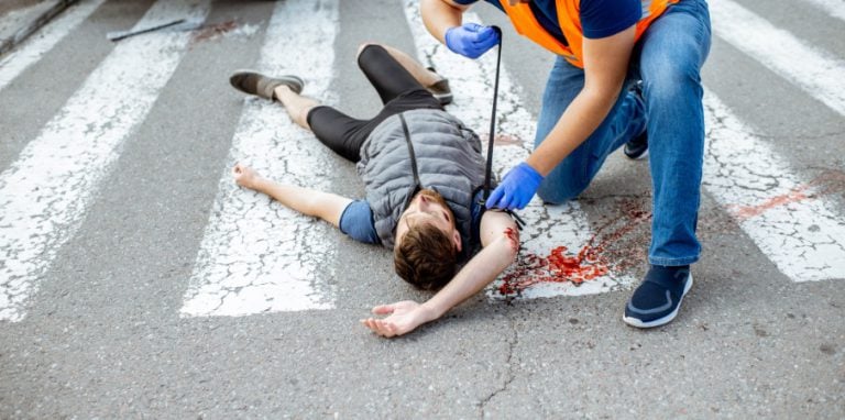 Un secouriste pose un garrot d'urgence sur une victime d'un accident de voiture