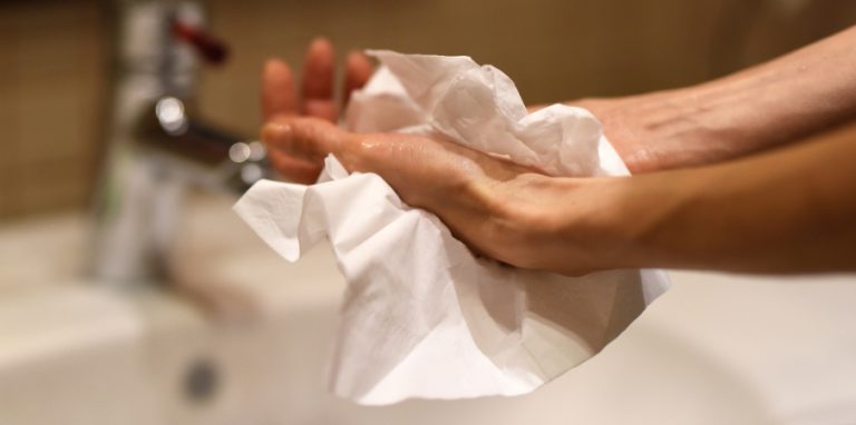 Séchage des mains à l'aide d'un essuie-main en papier