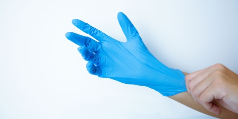 Gants vinyle bleus : détectables et adaptés au contact alimentaire