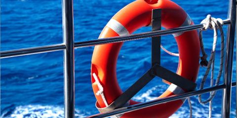Boué de sauvetage sur un bateau