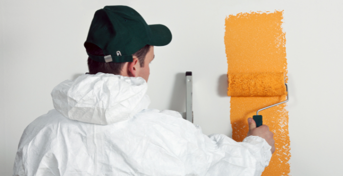 combinaison de protection jetable au travail