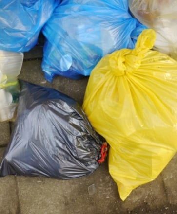 sacs poubelles bleus, jaunes, transparents