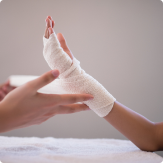 Bandage à la main