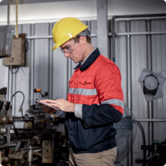 Homme équipe casque et gilet dans une usine