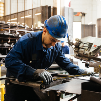 Homme qui travail avec une blouse et un casque